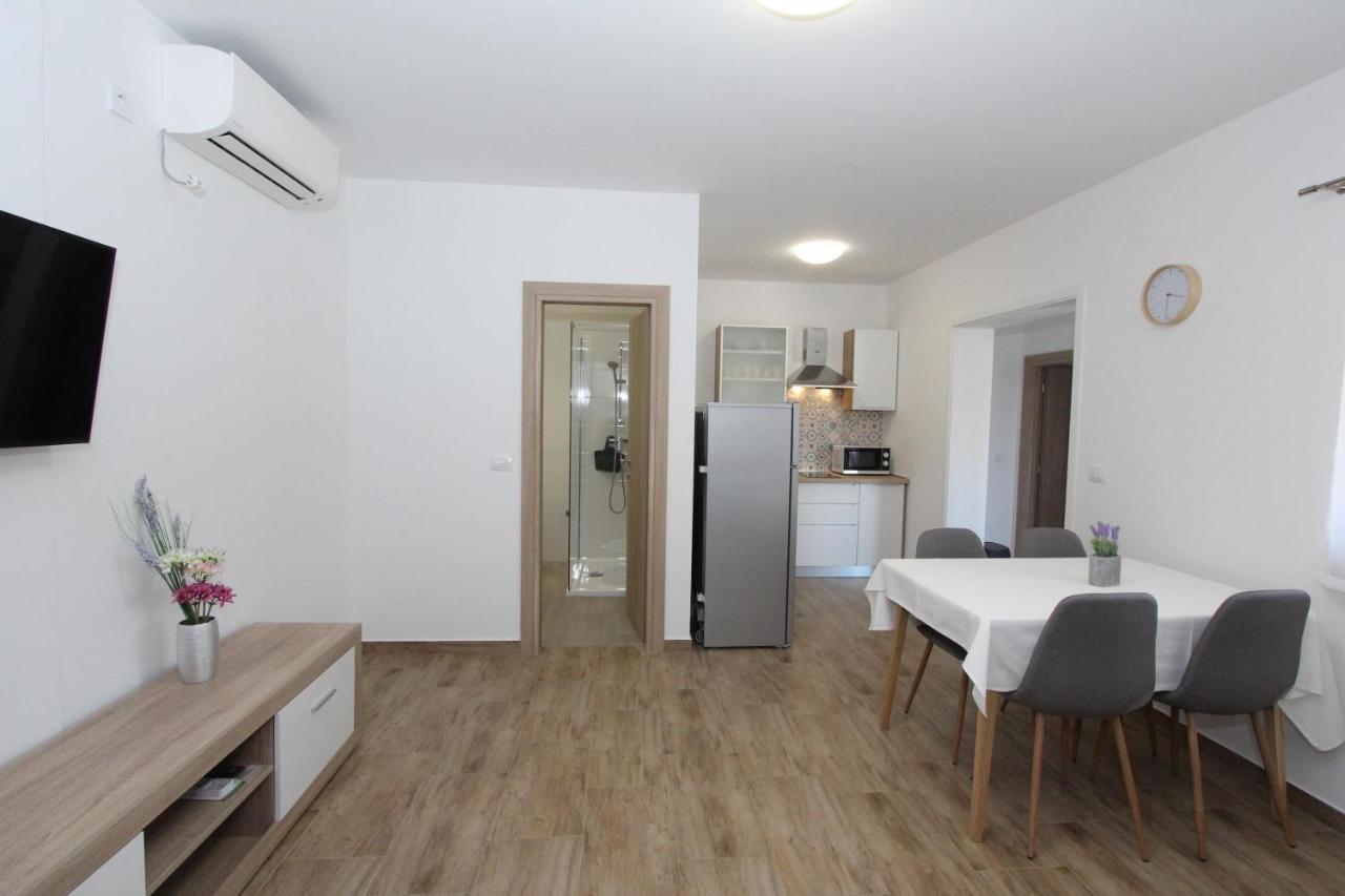Apartments Eni โรวีน ภายนอก รูปภาพ